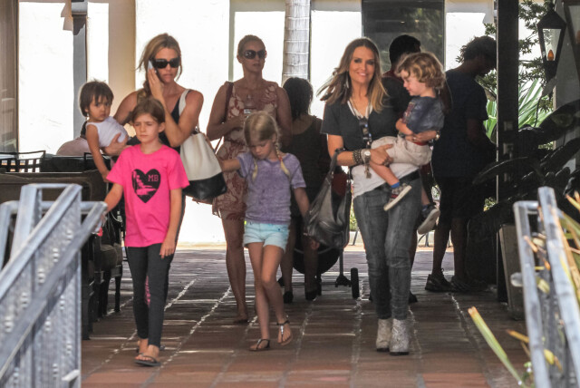 EKS-KONER: Charlie Sheen har vært gift tre ganger tidligere. Her er to av ekskonene Denise Richards og Brooke Mueller som begge har to barn med skuespilleren. Foto: © infusla-241/INFphoto.com/Corbis EKS-KONER: Charlie Sheen har vært gift tre ganger tidligere. Her er to av ekskonene Denise Richards og Brooke Mueller som begge har to barn med skuespilleren. Foto: © infusla-241/INFphoto.com/Corbis